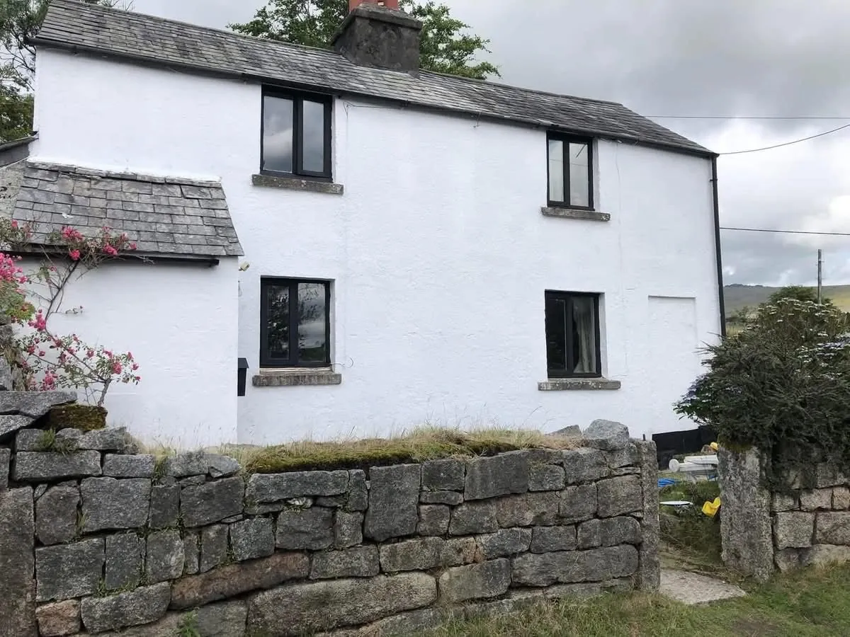 Render repair and exterior repaint of a cottage in St Ives